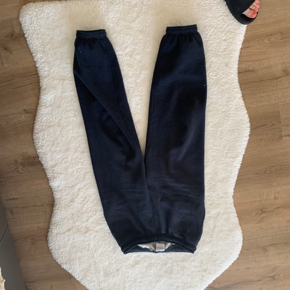 Aritzia megafit sweatpants - Picture 2 of 4